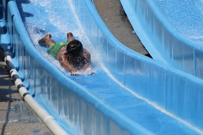 How to Choose an Inflatable Water Slide for a Pool